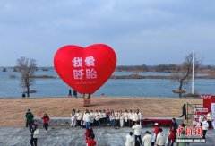 江苏盱眙千人沿淮健步迎新年 生态步道展绿色发展成果